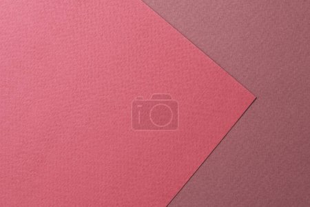 Téléchargez les photos : Papier kraft brut fond, texture du papier différentes nuances de rouge bordeaux. Maquette avec espace de copie pour tex - en image libre de droit