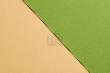 Foto de Fondo de papel kraft áspero, textura de papel beige colores verdes. Burla con espacio de copia para tex - Imagen libre de derechos