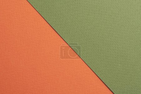 Foto de Fondo de papel kraft áspero, textura de papel de color verde naranja. Burla con espacio de copia para tex - Imagen libre de derechos