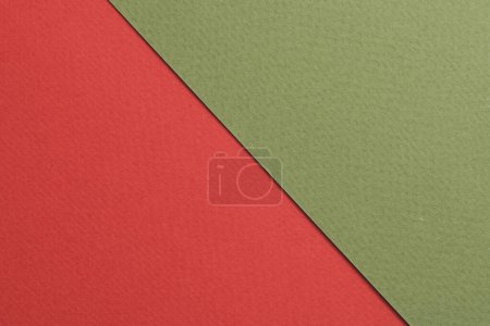 Téléchargez les photos : Papier kraft brut fond, texture du papier rouge couleurs vertes. Maquette avec espace de copie pour tex - en image libre de droit