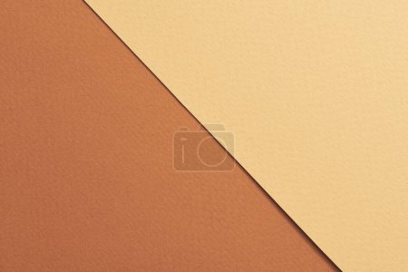 Foto de Fondo de papel kraft áspero, textura de papel de color beige marrón. Burla con espacio de copia para tex - Imagen libre de derechos