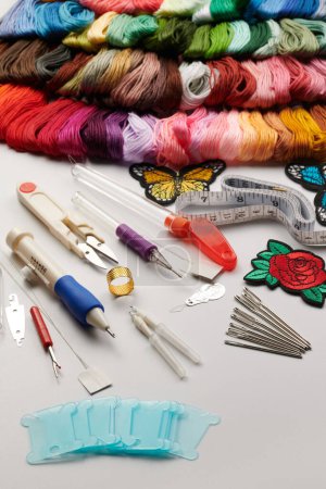 Téléchargez les photos : Ensemble de fils de fil de fil de fil multicolore, tous pour la couture croisée et la broderie isolés sur fond blanc - en image libre de droit