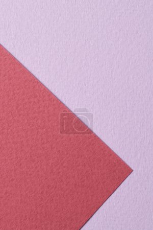 Téléchargez les photos : Papier kraft brut fond, texture papier lilas rouge bordeaux couleurs. Maquette avec espace de copie pour tex - en image libre de droit
