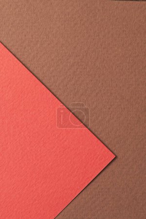 Foto de Fondo de papel kraft áspero, textura de papel marrón colores rojos. Burla con espacio de copia para tex - Imagen libre de derechos