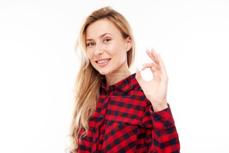 Foto de Retrato de niña mostrando signo OK con los dedos aislados sobre fondo blanco. Carrera exitosa, concepto aceptado - Imagen libre de derechos