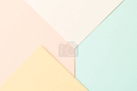 Foto de Trozos de papel kraft áspero collage fondo, textura de papel geométrico colores pastel. Burla con espacio de copia para tex - Imagen libre de derechos