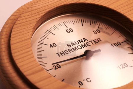 Sauna-Thermometer aus Holz Nahaufnahme