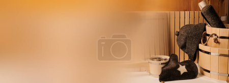 Téléchargez les photos : Accessoires de sauna à l'intérieur en bois avec effet flou - en image libre de droit