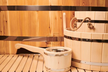 Téléchargez les photos : Accessoires de sauna dans un intérieur en bois - en image libre de droit