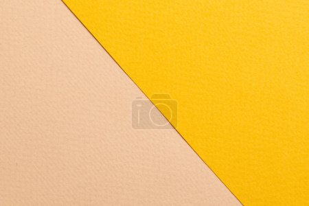 Téléchargez les photos : Papier kraft brut fond, texture du papier beige couleurs jaunes. Maquette avec espace de copie pour tex - en image libre de droit