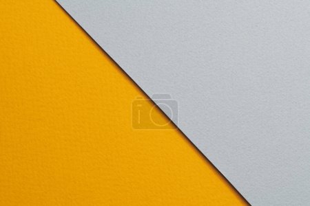 Téléchargez les photos : Papier kraft brut fond, texture du papier gris couleurs jaunes. Maquette avec espace de copie pour tex - en image libre de droit