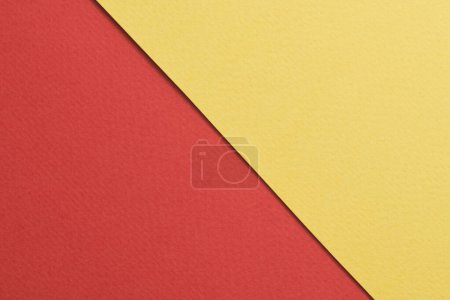 Foto de Fondo de papel kraft áspero, textura de papel rojo colores amarillos. Burla con espacio de copia para tex - Imagen libre de derechos