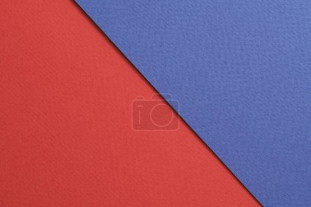 Téléchargez les photos : Papier kraft brut fond, texture du papier rouge couleurs bleues. Maquette avec espace de copie pour tex - en image libre de droit