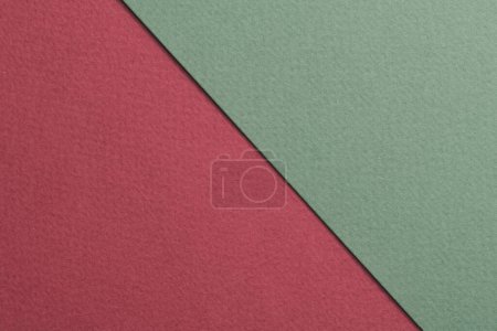 Foto de Fondo de papel kraft áspero, textura de papel rojo burdeos colores verdes. Burla con espacio de copia para tex - Imagen libre de derechos
