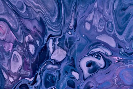 Foto de Patrón hermoso exclusivo, fondo de arte fluido abstracto. Flujo de mezcla de pinturas azules que se mezclan. Manchas y rayas de textura de tinta para imprimir y desear - Imagen libre de derechos