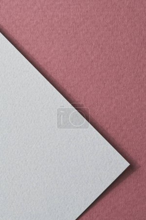 Téléchargez les photos : Papier kraft brut fond, texture du papier rouge bordeaux couleurs gris. Maquette avec espace de copie pour tex - en image libre de droit