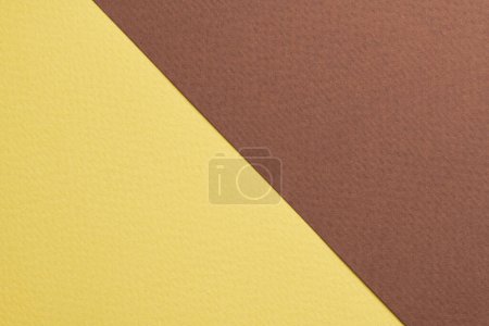 Foto de Fondo de papel kraft áspero, textura de papel de color amarillo marrón. Burla con espacio de copia para tex - Imagen libre de derechos