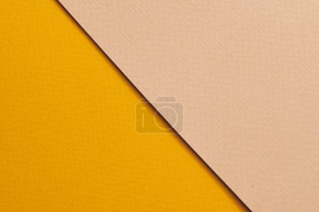 Téléchargez les photos : Papier kraft brut fond, texture du papier beige couleurs jaunes. Maquette avec espace de copie pour tex - en image libre de droit