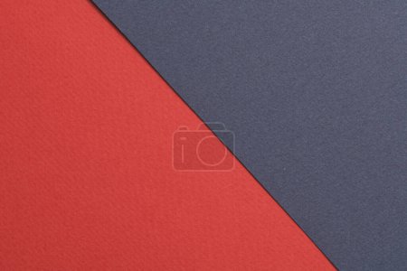 Téléchargez les photos : Papier kraft brut fond, texture du papier rouge couleurs bleues. Maquette avec espace de copie pour tex - en image libre de droit