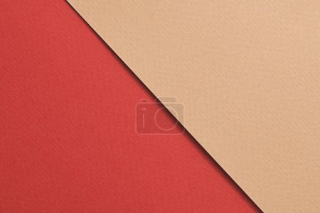 Téléchargez les photos : Papier kraft brut fond, texture du papier beige couleurs rouges. Maquette avec espace de copie pour tex - en image libre de droit