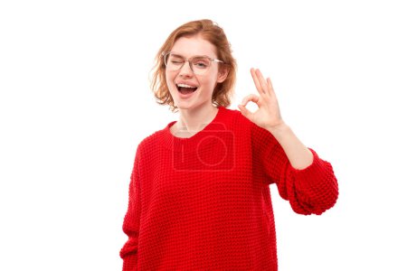 Téléchargez les photos : Portrait de jeune fille montrant signe OK avec les doigts isolés sur fond blanc. Carrière réussie, concept accepté - en image libre de droit