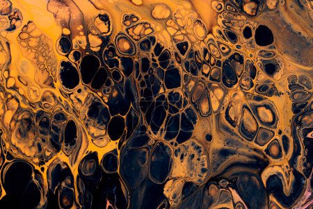 Foto de Patrón hermoso exclusivo, fondo de arte fluido abstracto. Flujo de mezcla de pinturas negras doradas que se mezclan. Manchas y rayas de textura de tinta para impresión y diseño - Imagen libre de derechos