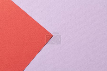 Téléchargez les photos : Papier kraft brut fond, texture du papier lilas couleurs rouges. Maquette avec espace de copie pour tex - en image libre de droit