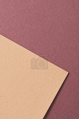 Téléchargez les photos : Papier kraft brut fond, texture du papier rouge bordeaux couleurs beige. Maquette avec espace de copie pour tex - en image libre de droit