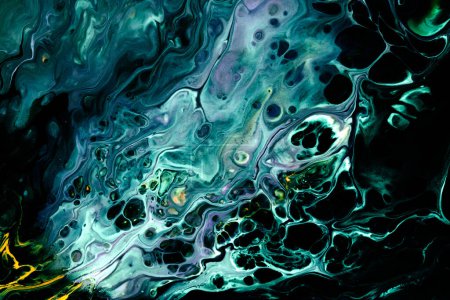 Foto de Patrón hermoso exclusivo, fondo de arte fluido abstracto. Flujo de mezcla de pinturas negras verdes que se mezclan. Manchas y rayas de textura de tinta para impresión y diseño - Imagen libre de derechos