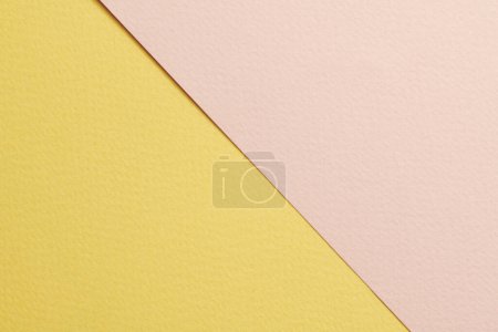 Foto de Fondo de papel kraft áspero, textura de papel beige colores amarillos. Burla con espacio de copia para tex - Imagen libre de derechos