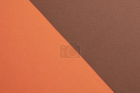 Téléchargez les photos : Papier kraft brut fond, texture du papier brun-orange couleurs. Maquette avec espace de copie pour tex - en image libre de droit