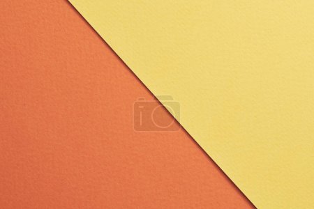Téléchargez les photos : Papier kraft brut fond, texture du papier orange couleurs jaunes. Maquette avec espace de copie pour tex - en image libre de droit