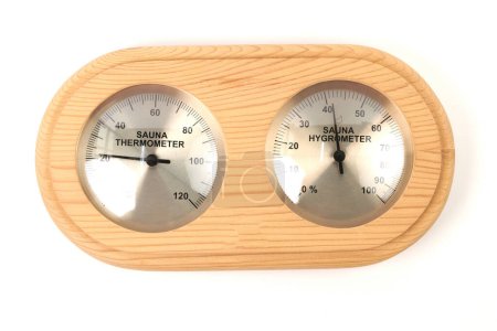 Thermomètre de sauna en bois isolé sur fond blanc