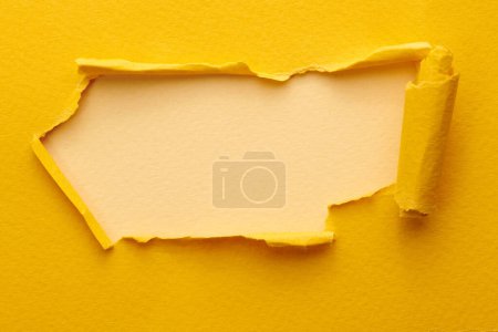 Téléchargez les photos : Cadre en papier déchiré avec bords déchirés. Fenêtre pour texte avec espace de copie jaune beige couleurs, lambeaux de pages de cahier. Backgroun abstrait - en image libre de droit