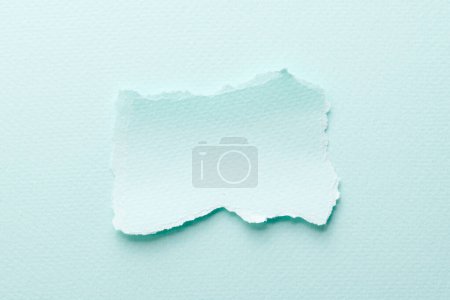 Foto de Collage de arte de piezas de papel rasgado con bordes rotos. Notas pegajosas colección de colores azules, fragmentos de páginas de cuaderno. Fondo abstracto - Imagen libre de derechos