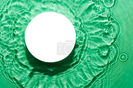 Téléchargez les photos : Eau surface verte fond abstrait. Ondes et ondulations texture d'hydratant aqua cosmétique avec bulles et piédestal de produit blanc - en image libre de droit