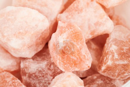 Foto de Piedra salada del Himalaya astillada, cristales y bloques triturados de sal rosada natural - Imagen libre de derechos