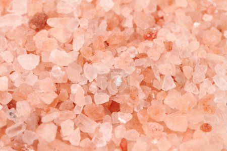 Foto de Piedra salada del Himalaya astillada, cristales y bloques triturados de sal rosada natural - Imagen libre de derechos