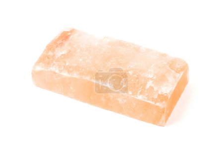 Téléchargez les photos : Bloc de pierre de sel de l'Himalaya, cristal de sel rose naturel isolé sur fond blanc - en image libre de droit