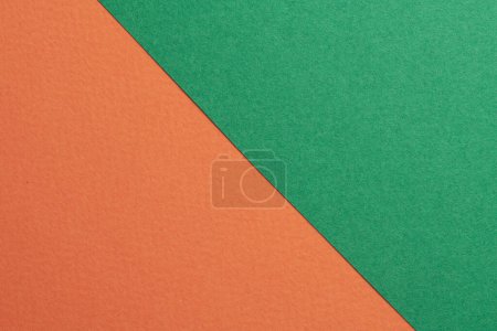 Foto de Fondo de papel kraft áspero, textura de papel de color verde naranja. Burla con espacio de copia para tex - Imagen libre de derechos