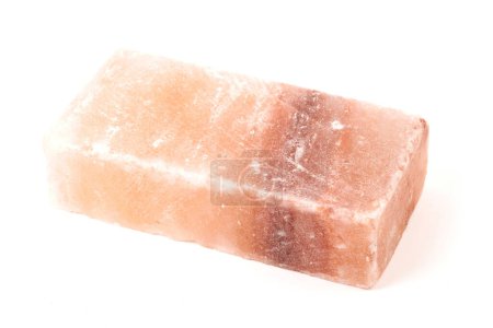 Foto de Bloque de piedra salina del Himalaya, cristal de sal rosa natural aislado sobre fondo blanco - Imagen libre de derechos