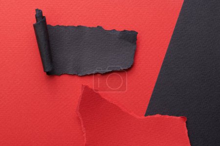 Foto de Collage de arte de piezas de papel rasgado con bordes rotos. Colección de notas adhesivas colores negros rojos, fragmentos de páginas de cuadernos. Fondo abstracto - Imagen libre de derechos