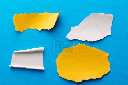Foto de Collage de arte de piezas de papel rasgado con bordes rotos. Colección de notas adhesivas amarillo azul blanco colores, fragmentos de páginas de cuaderno. Fondo abstracto - Imagen libre de derechos