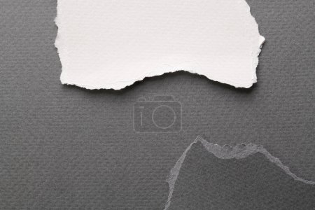 Foto de Collage de arte de piezas de papel rasgado con bordes rotos. Colección de notas pegajosas colores blancos grises, fragmentos de páginas de cuaderno. Fondo abstracto - Imagen libre de derechos