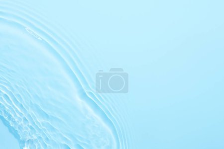 Téléchargez les photos : Surface bleu eau fond abstrait. Ondes et ondulations texture d'hydratant aqua cosmétique avec bulles - en image libre de droit