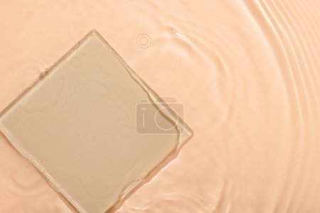 Foto de Agua beige superficie fondo abstracto. Ondas y ondulaciones textura de hidratante acuático cosmético con burbujas y vidrio de hielo transparente en el interior - Imagen libre de derechos