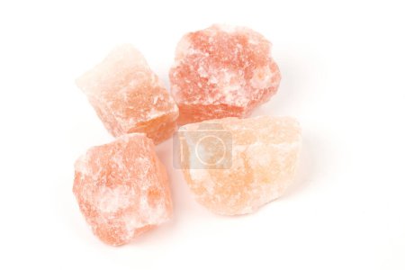 Téléchargez les photos : Bloc de pierre de sel de l'Himalaya, cristal de sel rose naturel isolé sur fond blanc - en image libre de droit