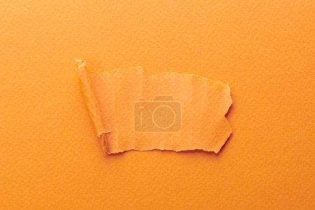 Foto de Collage de arte de piezas de papel rasgado con bordes rotos. Colección de notas pegajosas colores anaranjados, fragmentos de páginas de cuaderno. Fondo abstracto - Imagen libre de derechos