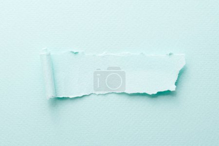 Téléchargez les photos : Collage d'art de morceaux de papier déchiré aux bords déchirés. Collection de notes collantes couleurs bleues, lambeaux de pages de cahier. Backgroun abstrait - en image libre de droit