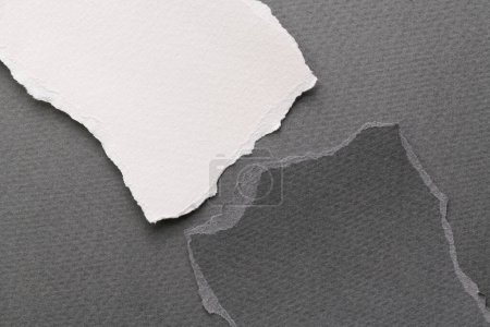 Foto de Collage de arte de piezas de papel rasgado con bordes rotos. Colección de notas pegajosas colores blancos grises, fragmentos de páginas de cuaderno. Fondo abstracto - Imagen libre de derechos